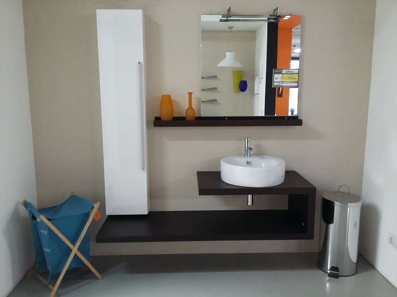 Bagno rovere wenghè con vasca sopratop e panca a C