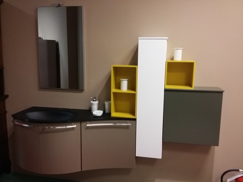 Bagno curvo color tortora con piano in vetro nero opaco e pensili gialli e bianchi