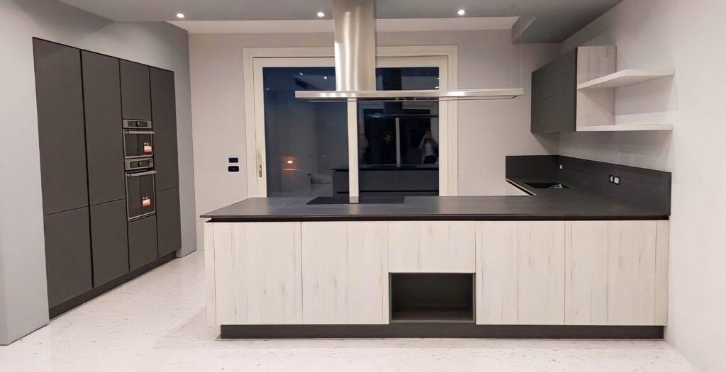 Cucina moderna con penisola legno e grigio cemento - Visma Arredo OUTLET